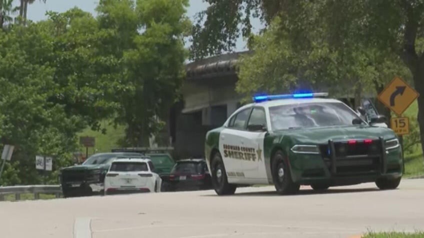 Broward detectives investigating after body found floating in Dania Beach canal — CBS Miami, Coral Springs Community news
