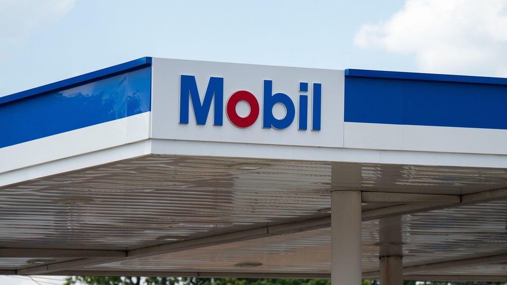 Woman pumping gas at Florida gas station set on fire by stranger, police say — CBS Miami, Coral Springs Health news