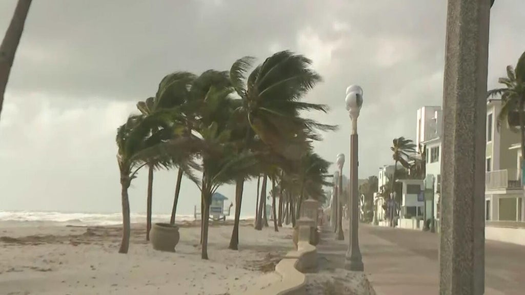 Strong wind, king tides send water surging inland leading to coastal flooding across South Florida — CBS Miami, Coral Springs Business news