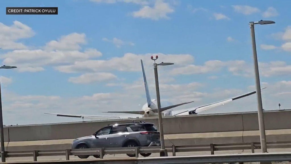 Video shows United flight strike truck on New Jersey Turnpike before landing at Newark Liberty Airport — CBS Miami, Coral Springs Technology news