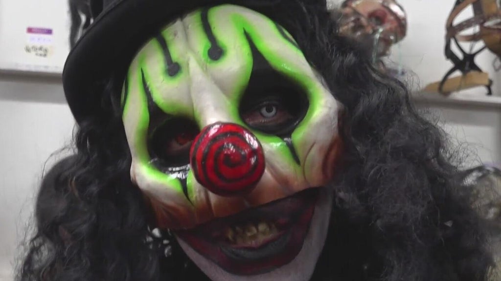 Scare actor trades ice sales for Halloween mayhem at Jungle Island's Horrorland — CBS Miami, Coral Springs Business news