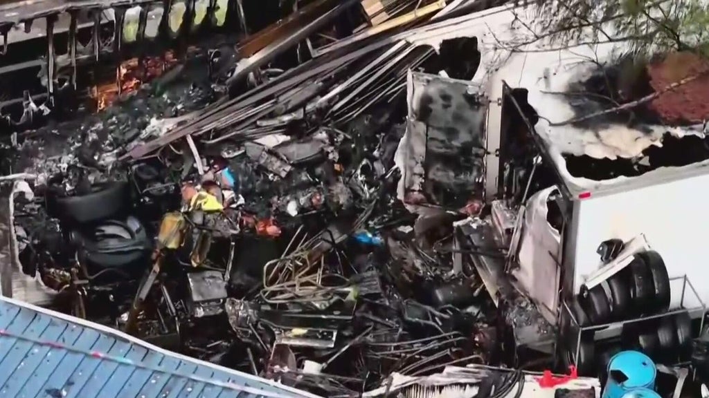 Pets survive massive mobile home fire in West Little River — CBS Miami, Coral Springs Community news