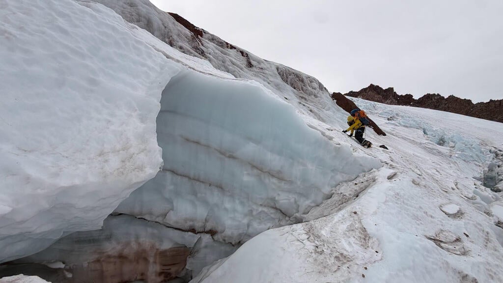 Florida man injured climbing California's Mount Shasta rescued after 2 nights in freezing temps — CBS Miami, Coral Springs Health news