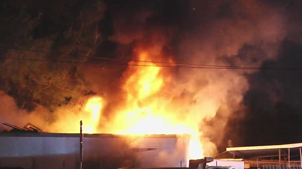 Massive fire breaks out at mobile home in West Little River — CBS Miami, Coral Springs Community news