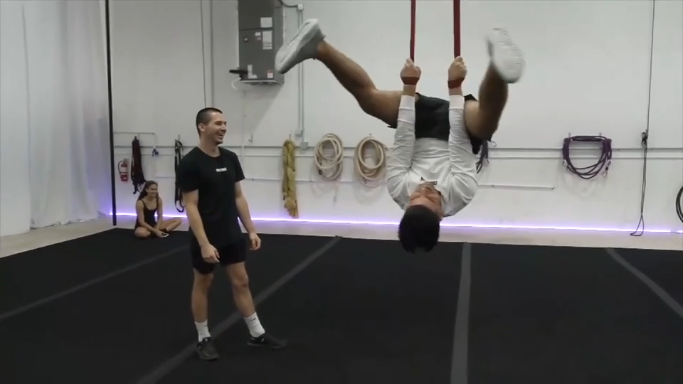 Deco’s Alex Miranda masters his circus workout routine at Circensia Studio in Allapattah — WSVN Entertainment
